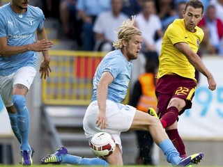 Josef Hušbauer zo Sparty (vpravo), blokuje ho Filip Helander z Malmö. Sparta po výhre 4:2 doma vonku prehrala 0:2 a z Ligy majstrov vypadla.