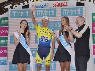 Poliak Rafal Majka (druhý zľava) ako víťaz 5. etapy: Zakopané - Štrbské Pleso.