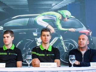Peter Sagan (v strede) a jeho brat Juraj (vľavo).