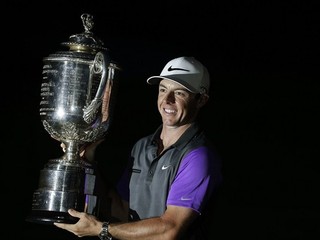 Rory McIlroy s trofejou pre víťaza.