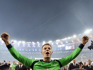 Manuel Neuer sa takto tešil z titulu majstra sveta.