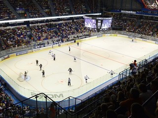 Podľa nových pravidiel má klzisko zväčšené útočné pásmo a zúžené stredné pásmo.