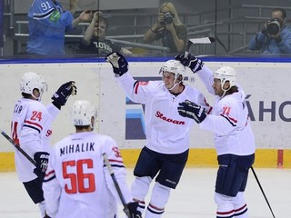 Hokejisti Slovana oslavujú gól zo zápasu proti Amuru Chabarovsk.