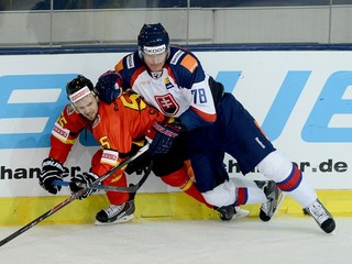 Kristián Kudroč patrí medzi tvrdých obrancov, na snímke v súboji s Felixom Schützom v zápase Nemecko - SR na Deutschland Cupe 2013 v Mníchove.