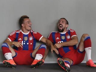 Xherdan Shaqiri (vľavo) a Franck Ribery vtipkujú počas fotodňa pred novým ročníkom Bundesligy.