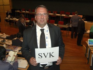 Prezident Slovenského šachového zväzu (SŠZ) Martin Huba v pondelňajších voľbách prezidenta Medzinárodnej šachovej federácie v Tromsö. Prezidentom FIDE sa na obdobie ďalších štyroch rokov opätovne stal Kirsan Iljumžinov. Neuspel jediný protikandidát Garri