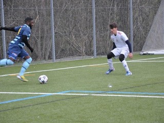 Bývalý francúzsky profesionálny futbalista Yanick Djouzi (vľavo) Manzizila vytvoril nový rekord vo švédskom futbale.