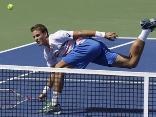 Vasek Pospisil v súboji s Federerom.