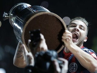 Hector Villalba zo San Lorenzo dvíha pohár.