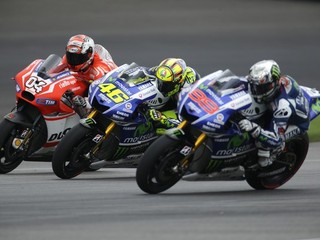 Ilustračná snímka. Sú na nej zľava: Andrea Dovizioso, Marc Marquez a Jorge Lorenzo.