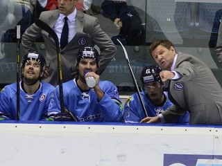 Zo záverečného kola KHL proti Záhrebu 4. marca v Bratislave. Na snímke striedačka Slovana, sprava tréner tímu Rostislav Čada, Tomáš Mojžíš, Vladimír Mihálik a Jonathan Sigalet.