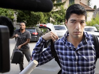 Luis Suárez prichádza na Športový arbitrážny súd 8. augusta v Lausanne.