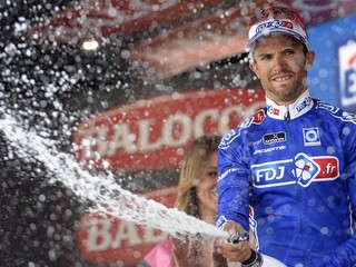 Nacer Bouhanni takto oslavoval víťazstvo v desiatej etape Giro d'Italia 2014.