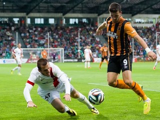 Shane Long (vpravo) v súboji s Petrom Kleščíkom počas zápasu v Žiline.