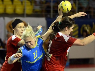 Dominika Horňáková (s loptou) z Iuventy v minulosezónnom zápase proti Šali.