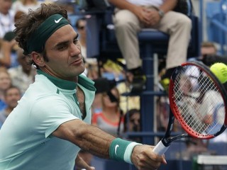 Švajčiarsky tenista Roger Federer hrá volej vo finálovom zápase turnaja ATP v americkom Cincinnati so španielom Davidom Ferrerom.