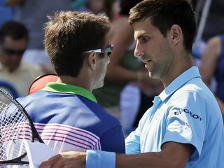 Srbský tenista Novak Djokovič (vpravo) prekvapujúco vypadol už v osemfinále turnaja ATP v Cincinnati. Svetová i turnajová jednotka nestačila na Španiela Tommyho Robreda (vľavo), ktorý triumfoval 7:6 (6) a 7:5.