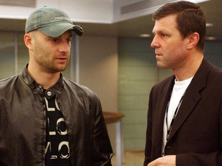 Vtedy generálny manažér slovenskej reprezentácie Peter Šťastný si bol  pred MS 2003v Helsinkách pre  svojho kľúčovébo hráča i priateľa Pavla Demitru na letisku.