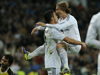 Luka Modrič bude naďalej hrávať v Reale spoločne s Cristianom Ronaldom.