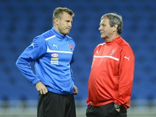 Tréner Ján Kozák so stopérom Jánom Ďuricom.