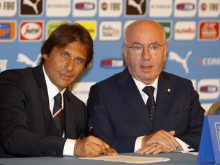 Carlo Tavecchio s novým trénerom talianskej futbalovej reprezentácie Antoniom Contem (vľavo).