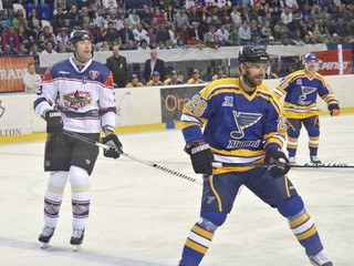 Zdeno Chára z mužstva Slovak Stars a Michal Handzuš z mužstva St. Louis Blues Alumni.