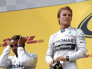 Lewis Hamitlon (vľavo) a Nico Rosberg na stupňoch víťazov po VC Rakúska.