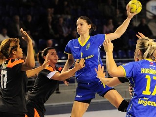 Na snímke s loptou Jelena Markovičová.