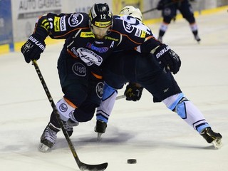 Košický útočník Jiří Bicek (vľavo).