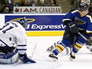Keith Tkachuk je v modrom drese St. Louis legendou.