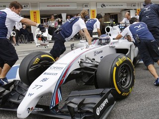 Do boxov tlačia Fína Valtteriho Bottasa.