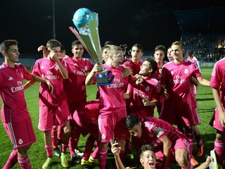 Mladíci z Realu Madrid s pohárom z Michaloviec.