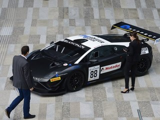 Vystavený pretekársky automobil Lamborghini Gallardo FL II, na ktorom tento víkend súťažila dvojica pretekárov Štefan Rosina a Tomáš Enge. V pretekoch ho Enge zničil.