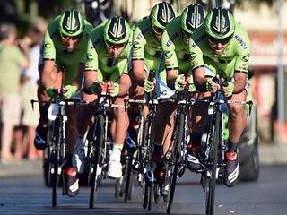 Jazdci tímu Cannondale s Petrom Saganom počas tímovej časovky.