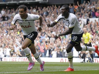 Chandli vľavo oslavuje gól ešte ako hráč Tottenhamu. Odteraz má ako rekordne drahý hráč pomáhať k víťazstvám vo West Brmwich Albion.