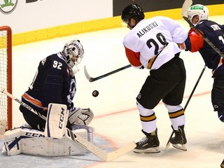 Na snímke uprostred hráč Kärpät Oulu Mikko Niemelä pred brankárom HC Košice Marcelom Melicherčíkom, vpravo jeho spoluhráč Václav Stupka.
