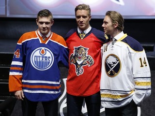 Kanaďan Aaron Ekblad (v strede). Vľavo je Nemec Leon Draisaitl draftovaný Edmontonom a vpravo Kanaďan Sam Reinhart draftovaný Buffalom.