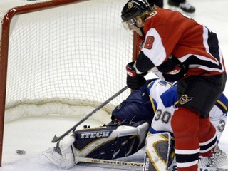 Marián Hossa skóruje v zápase NHL proti St. Louis Blues v roku 2004 v Ottawe.