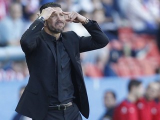 Simeone dal rozhodcovi pohlavok, dostal osemzápasový dištanc