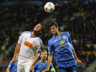 Hráč Slovana Bratislava Pavel Fořt (vľavo) a hráč Bate Borisov Jegor Filipenko v odvete v Borisove.
