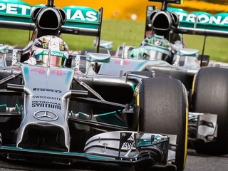 Rosberg prepichol Hamiltonovi zadnú gumu.