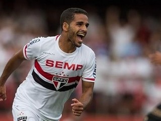 Do Barcelony prestúpil brazílsky pravý obranca Douglas Pereira