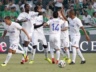 Gólová radosť hráčov Dinama Moskva vo štvrtkovom zápase play-off Európskej ligy.