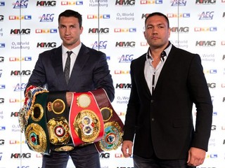 Kubrat Pulev (vpravo) a Vladimir Kličko.