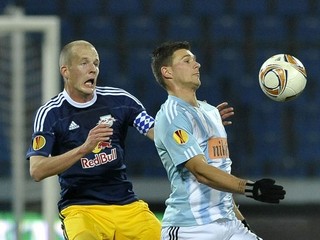Vpravo Miloš Lačný (Slovan) v súboji o loptu s Petri Pasanenom (Salzburg) v zápase Európskej ligy 2011/2012 v roku 2011 v Bratislave.
