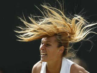 Dominika Cibulková podáva.