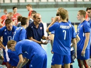 Družstvo Slovenska v zápase ME volejbalistov do 20 rokov Slovensko - Bulharsko 29. augusta 2014 v Nitre.