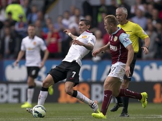 Angel Di Maria v strede a hráč Burnley Scott Arfield.