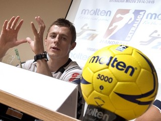 Najlepší hráč extraligy mužov v sezóne 2013/2014 Ľubomír Ďuriš z tímu HC Sporta Hlohovec, vpravo nová lopta značky Molten počas tlačovej konferencie 28. augusta 2014 v Bratislave.