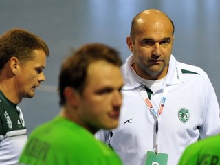 Zľava: Prešovčania Rado Antl, Jakub Krupa a tréner Tatrana Peter David počas predohrávky 1. kola extraligy mužov v hádzanej medzi Tatran Prešov - MHK Košice.